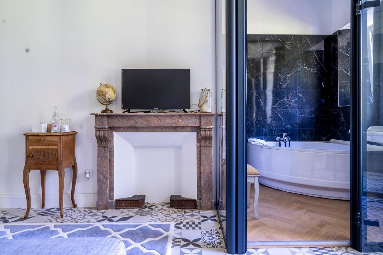 Chateau Des Ayes - Chambres & Suites Saint-Etienne-de-Saint-Geoirs Luaran gambar